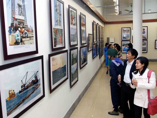 В Ханое открылась фотовыставка «Море, острова и военно-морские силы» - ảnh 1